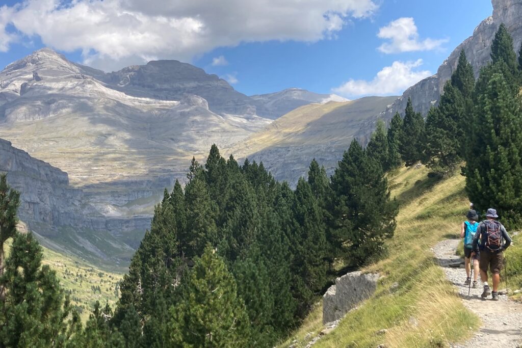 Groupe de randonneurs sur un sentier dans le secteur d'Ordesa avec leur guide