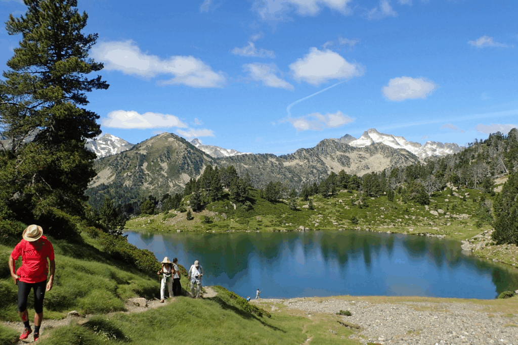 Groupe de randonneurs au bord d'un lac de montagne sur un sentier