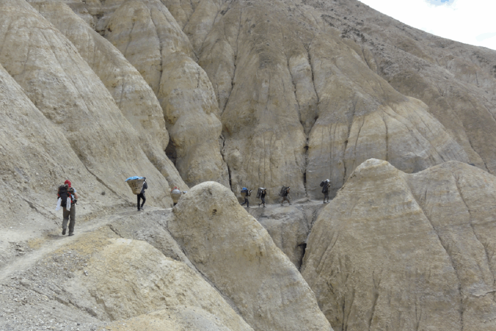 Groupe de népalais sur un sentier de montagne dans le désert du Mustang au Népal
