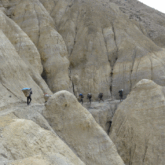 Groupe de népalais sur un sentier de montagne dans le désert du Mustang au Népal