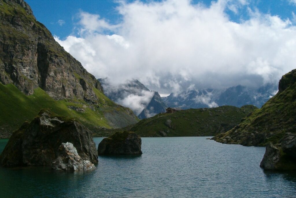 Paysage de montagne avec un lac au centre encadré de sommets