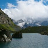 Paysage de montagne avec un lac au centre encadré de sommets
