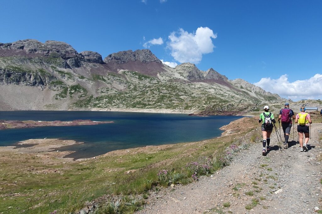 Groupe de randonneurs sur un chemin avec leur guide sur la haute randonnée pyrénéenne
