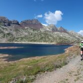 Groupe de randonneurs sur un chemin avec leur guide sur la haute randonnée pyrénéenne