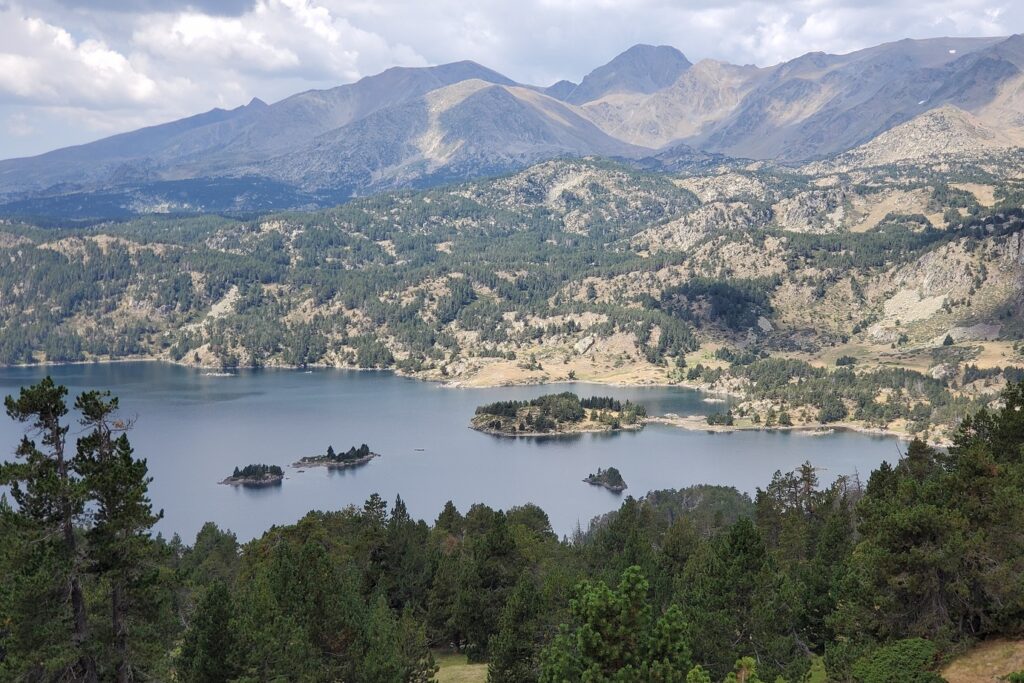 Paysage de montagne avec un lac au centre