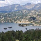 Paysage de montagne avec un lac au centre