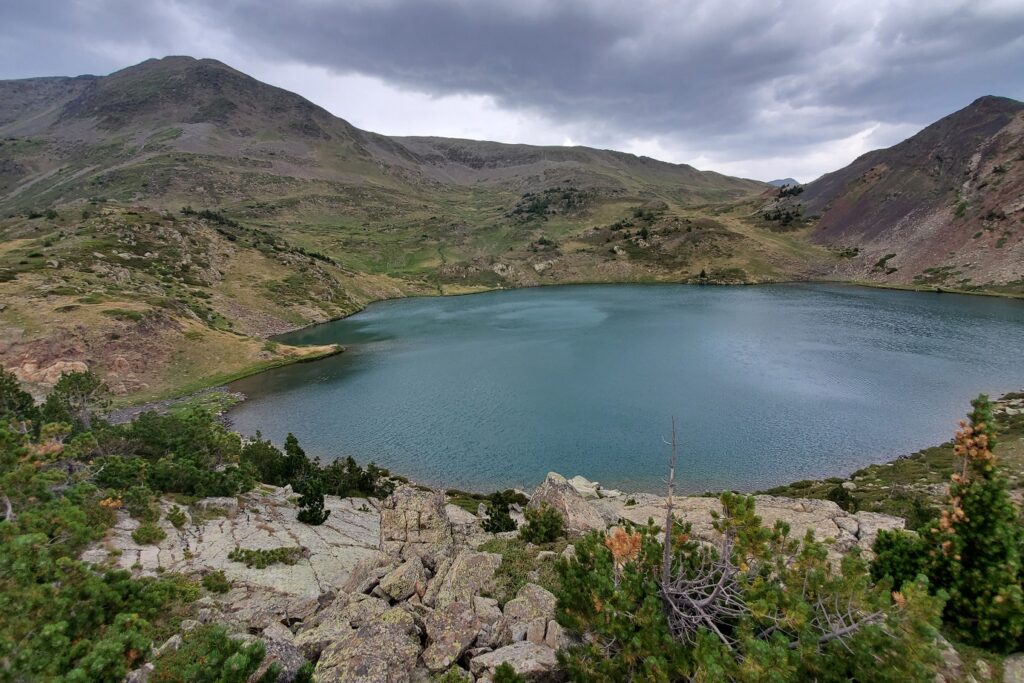 Paysage de montagne avec un lac et des sommets aux abords