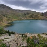 Paysage de montagne avec un lac et des sommets aux abords