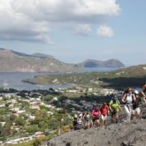 Groupe de randonneurs sur un sentier en train de découvrir les îles éoliennes