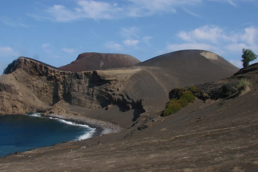 Paysage de bord de mer au Portugal sur les îles de l'archipel des acores avec du sable noir