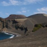 Paysage de bord de mer au Portugal sur les îles de l'archipel des acores avec du sable noir