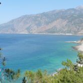 Prise de vue en hauteur du paysage de bord de mer en Crète avec de l'eau turquoise