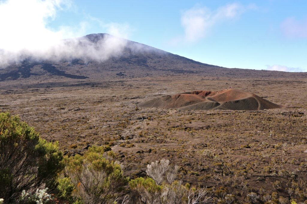 Paysage volcanique sur l'île de la Réunion avec deux volcans à travers une grande plaine