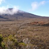Paysage volcanique sur l'île de la Réunion avec deux volcans à travers une grande plaine