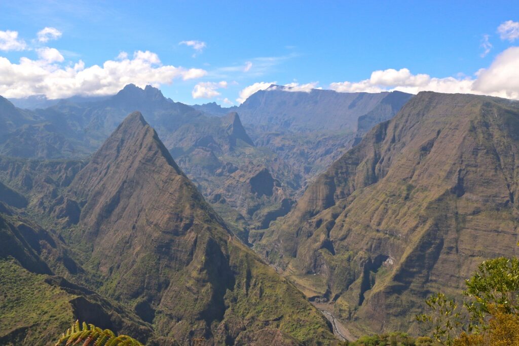 Sommets montagnards avec de la végétation