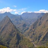Sommets montagnards avec de la végétation