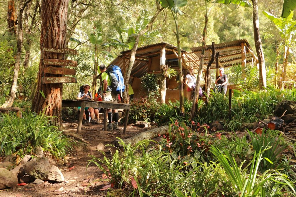 Groupe de randonneurs dans une construction en bois lors de séjour de randonnée en liberté