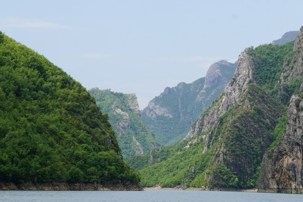 Payage de montagne dans le sud de l'albanie avec le lac de koman