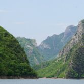 Payage de montagne dans le sud de l'albanie avec le lac de koman