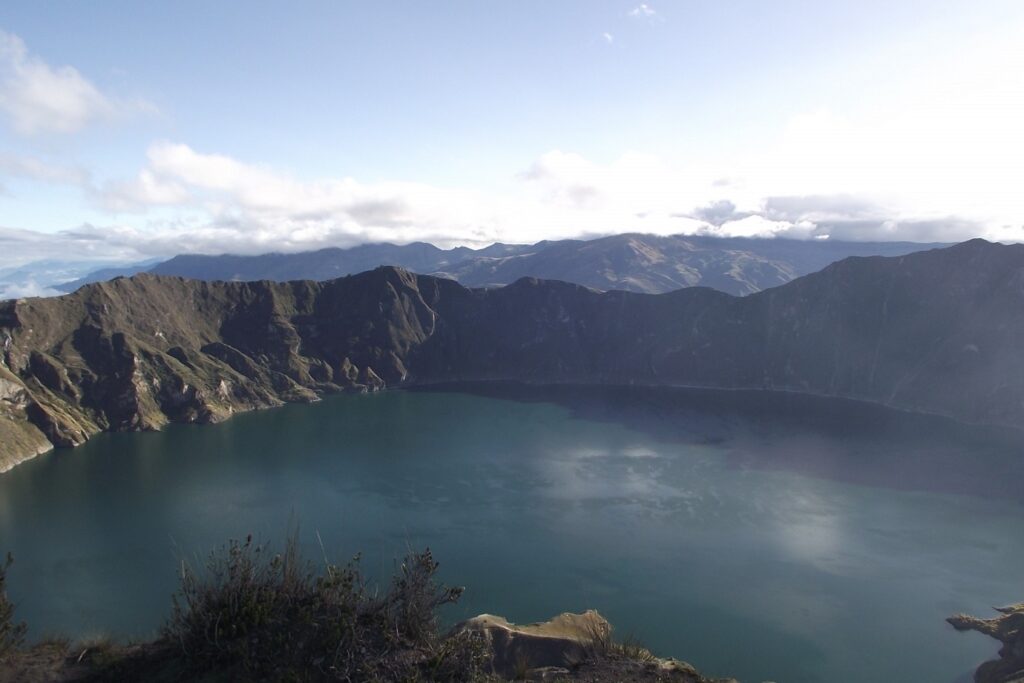 Lac de montagne en Équateur entouré de sommets