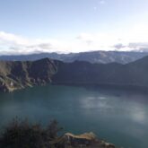 Lac de montagne en Équateur entouré de sommets