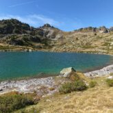 Lac de montagne entouré de sommets