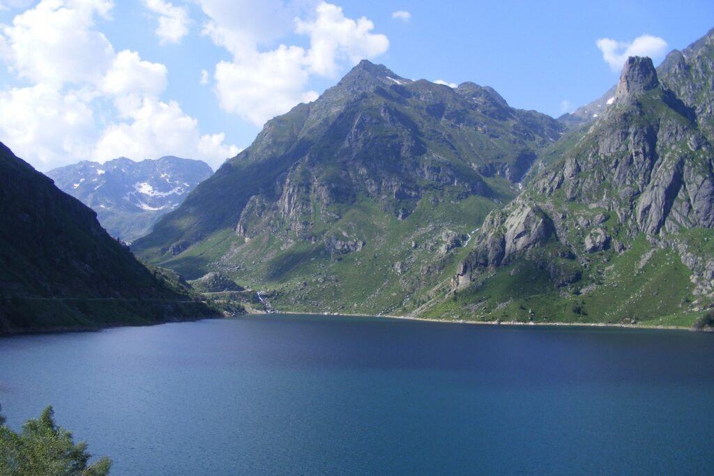 Paysage de montagne avec un lac de montagne au premier plan et des sommets à l'arrière-plan