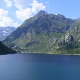 Paysage de montagne avec un lac de montagne au premier plan et des sommets à l'arrière-plan