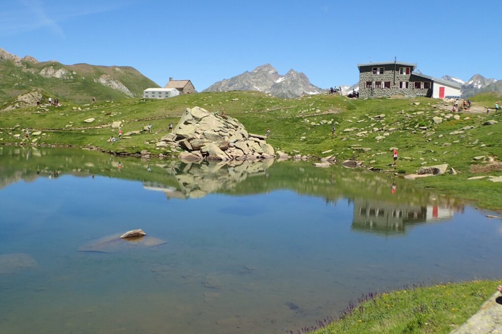 Paysage de montagne avec un lac au premier plan, paysage estival