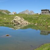 Paysage de montagne avec un lac au premier plan, paysage estival
