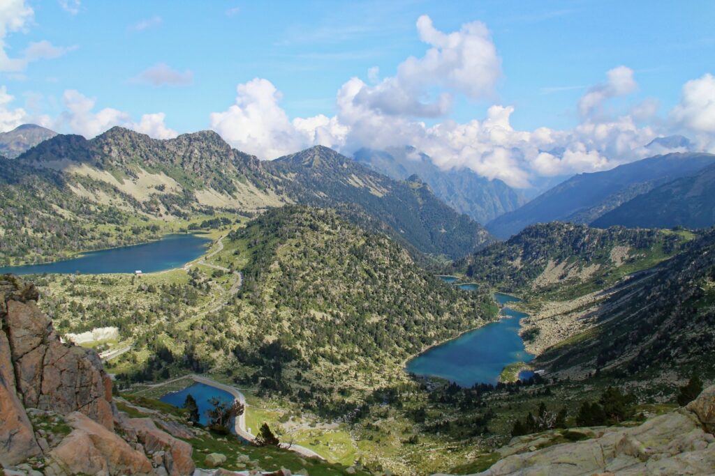 Paysage, prise de vue de haut de plusieurs lacs de montagne et sommets avec des forêts