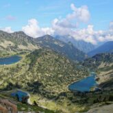 Paysage, prise de vue de haut de plusieurs lacs de montagne et sommets avec des forêts