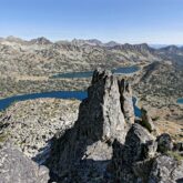 Paysage montagnard depuis un sommet avec en contrebas plusieurs lacs
