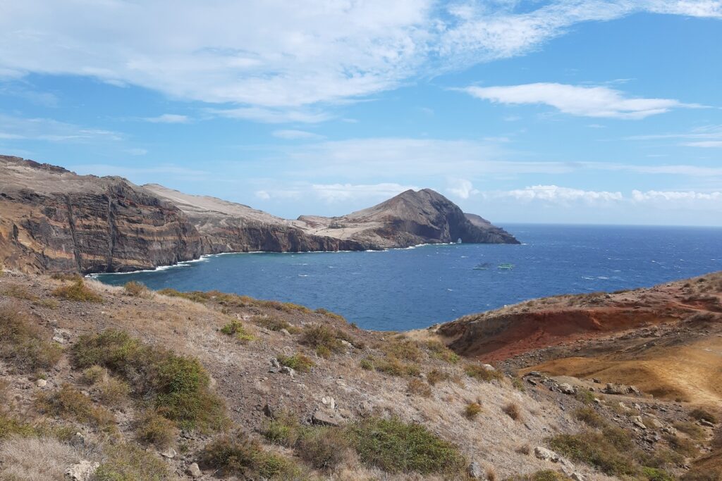 Paysage maritime à Madère avec la baie encadrée de sommets