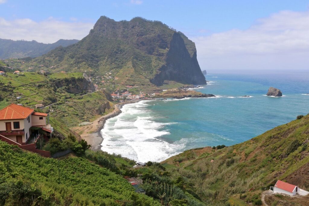 Paysage à Madère avec une plage encadrée de sommets