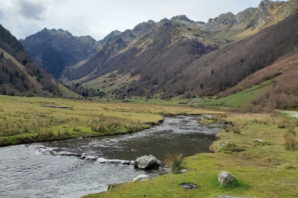 Paysage montagnard entre lescun et cauteret avec un cours d'eau au sein d'une vallée encadrée de sommets