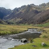 Paysage montagnard entre lescun et cauteret avec un cours d'eau au sein d'une vallée encadrée de sommets