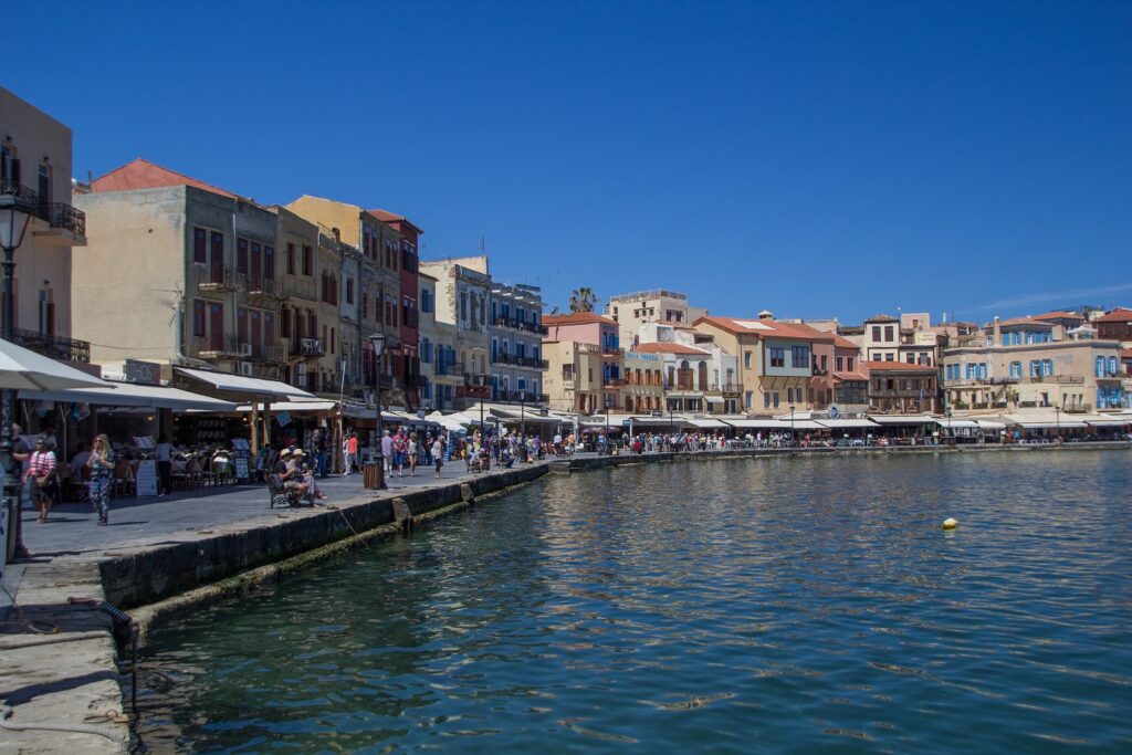 Paysage de bord de mer en Crète avec des maisons colorées