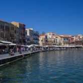 Paysage de bord de mer en Crète avec des maisons colorées