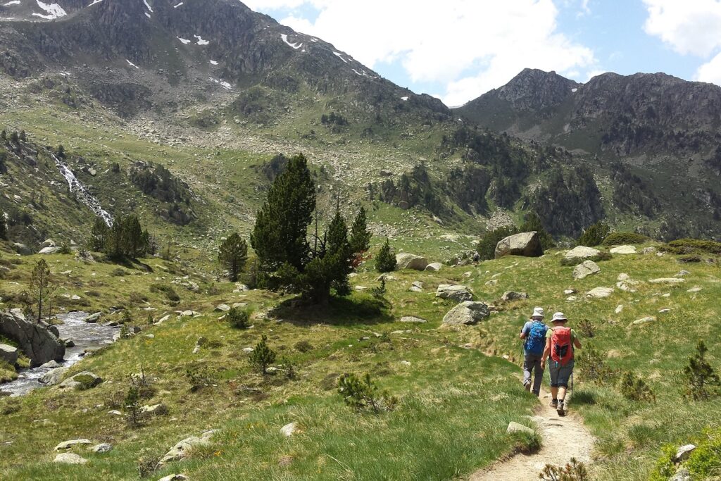 Groupe de randonneurs sur un sentier de pierre face à la montagne dans les encartas