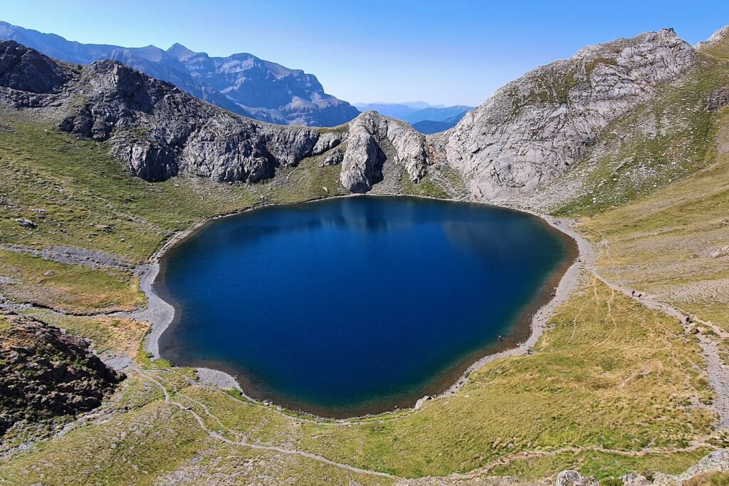 Lac de montagne entouré de sommets
