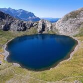 Lac de montagne entouré de sommets