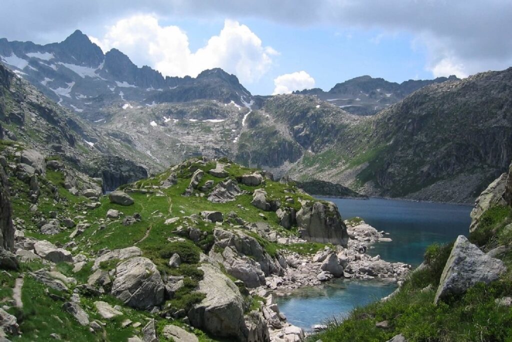 Paysage des encartais avec des sommets et des lacs