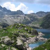 Paysage des encartais avec des sommets et des lacs