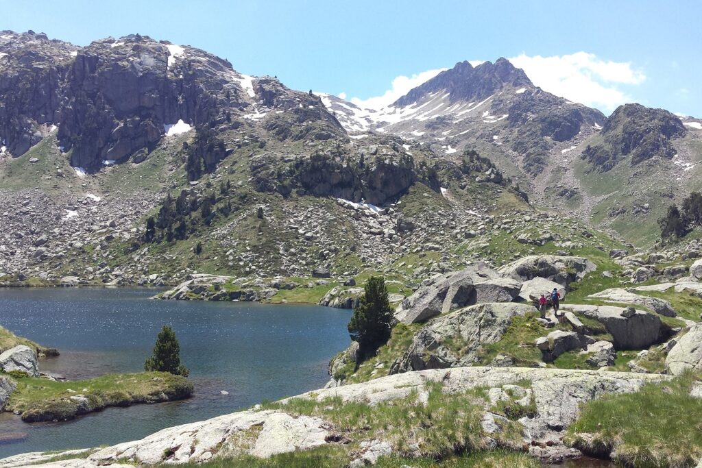 Lac de montage dans les encantats encadré d'arbres et de roches