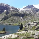 Lac de montage dans les encantats encadré d'arbres et de roches