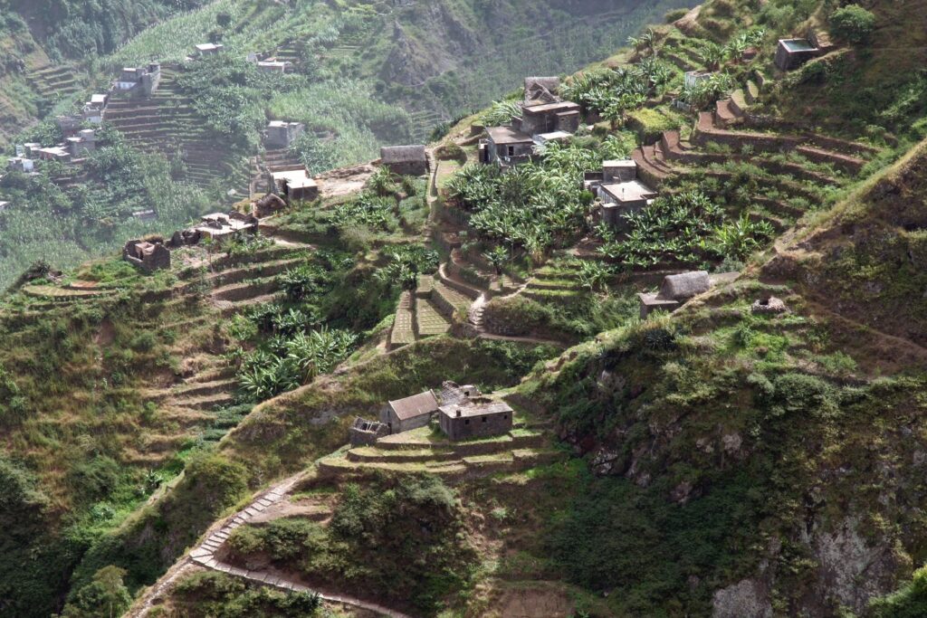 Paysage de montagne au Cap-Vert avec des maisons à flanc de montagne