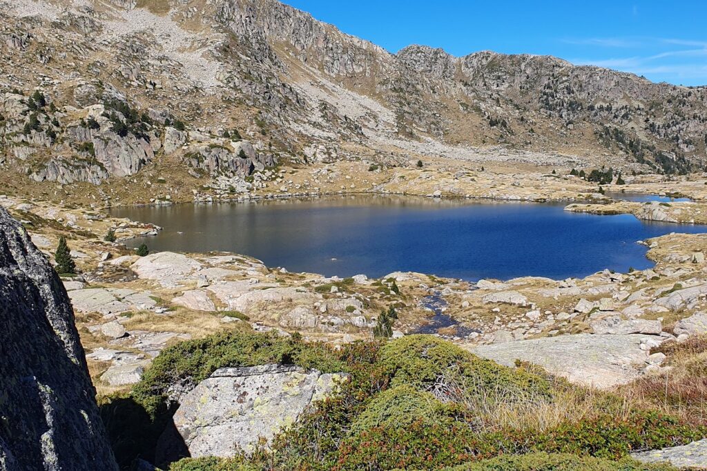 Lac dans les encartais encadré de sommets