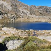 Lac dans les encartais encadré de sommets