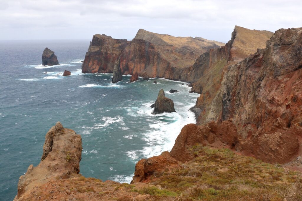 Paysage à Madère avec des falaises qui se jettent dans l'eau de l'océan